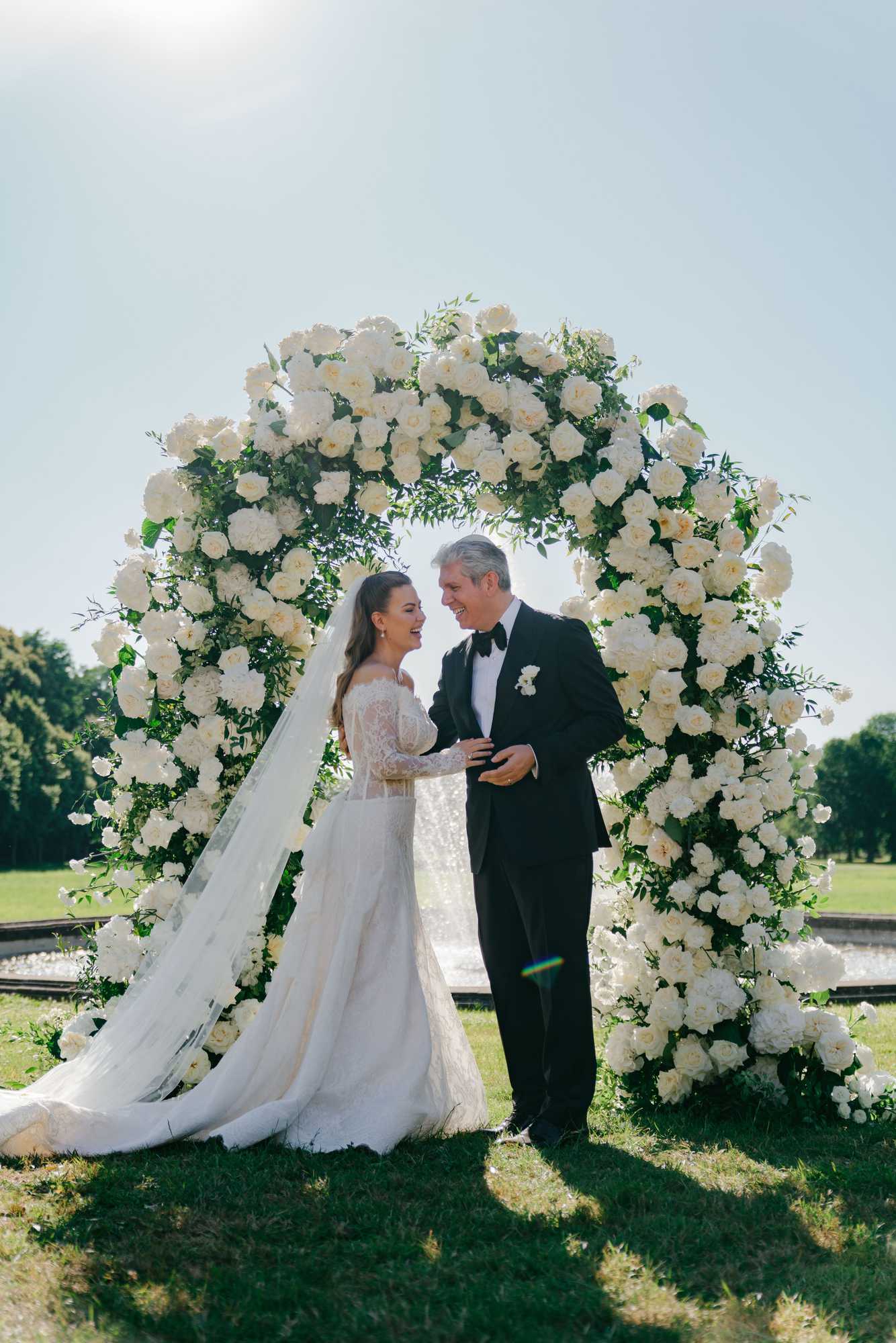 Sophie and Alexander wedding cake under the Champlatreux ballroom chandeliers