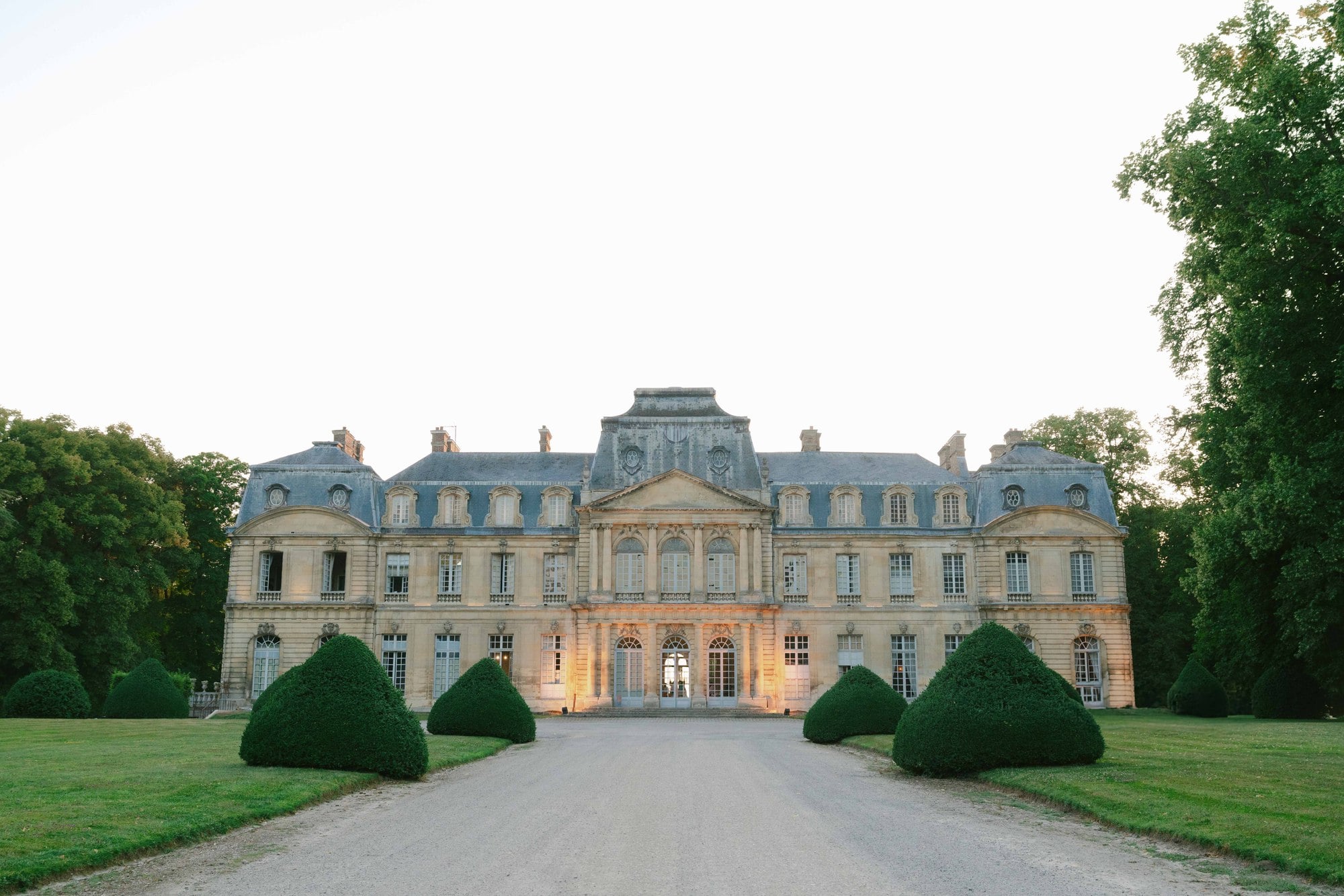 Wedding cake in context with the Champlatreux ballroom proportions