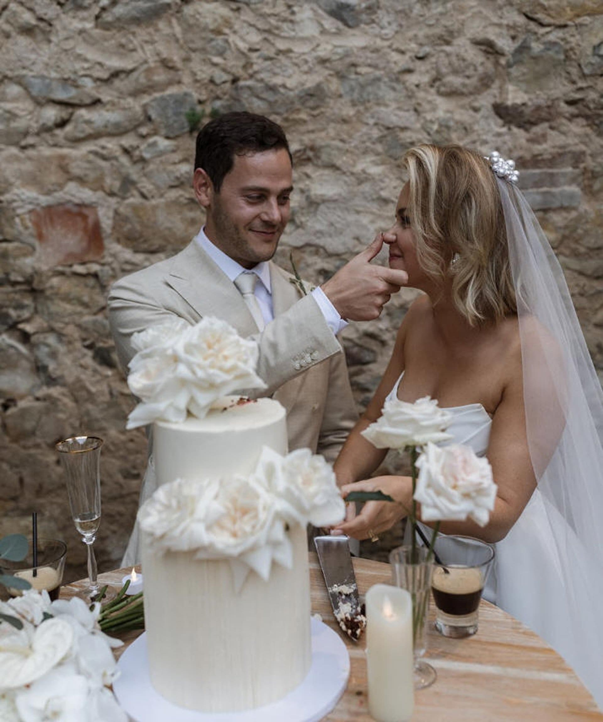 Intimate Paris wedding cake in a hôtel particulier
